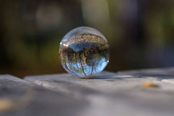 Boule Verre Automne Reflétant Nature Autour Elle Couleurs Automne Tenir — Photo