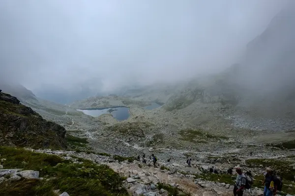 Pico Montanha Rysy Coberto Névoa Subida Outono Trilhas Pedregosas Fronteira — Fotografia de Stock