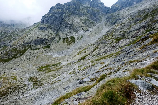 Pico Montanha Rysy Coberto Névoa Subida Outono Trilhas Pedregosas Fronteira — Fotografia de Stock