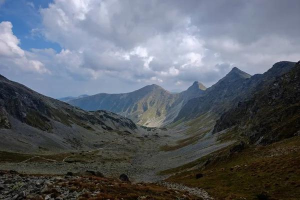 슬로바키아 타트라 Tatra 산에서 Banikov 피크의 상단과 흐린된 구름에서 등산객의 — 스톡 사진