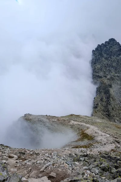 Pico Montanha Rysy Coberto Névoa Subida Outono Trilhas Pedregosas Fronteira — Fotografia de Stock