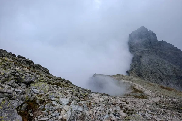 Pico Montaña Rysy Cubierto Niebla Ascenso Otoñal Senderos Rocosos Frontera — Foto de Stock