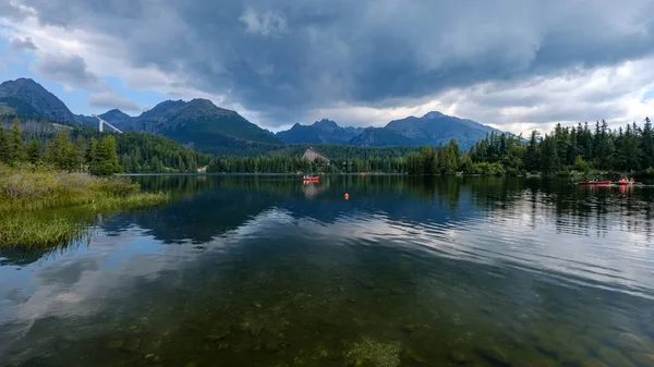 Podzimní Příroda Odraz Jezeře Štrbské Pleso Slovensku Obklopen Stromy Horami — Stock fotografie