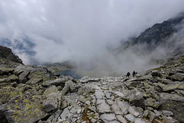 Vetta Della Montagna Rysy Coperto Nebbia Salita Autunnale Sentieri Rocciosi — Foto Stock