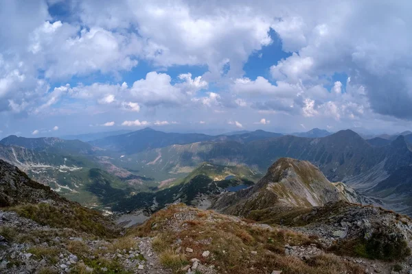 슬로바키아 타트라 Tatra 산에서 Banikov 피크의 폭풍우 구름과 하루에 등산객의 — 스톡 사진