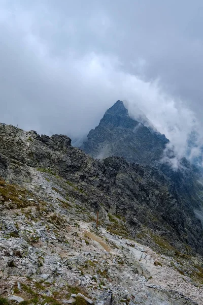 Pico Montanha Rysy Coberto Névoa Subida Outono Trilhas Pedregosas Fronteira — Fotografia de Stock