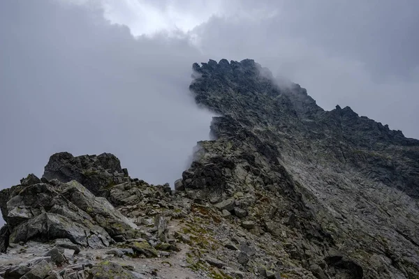 Pico Montanha Rysy Coberto Névoa Subida Outono Trilhas Pedregosas Fronteira — Fotografia de Stock
