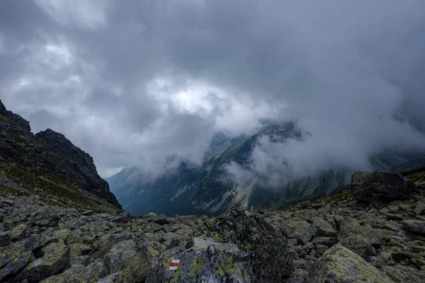 Peak Rysy Mountain Covered Mist Autumn Ascent Rocky Hiking Trails — Stock Photo, Image