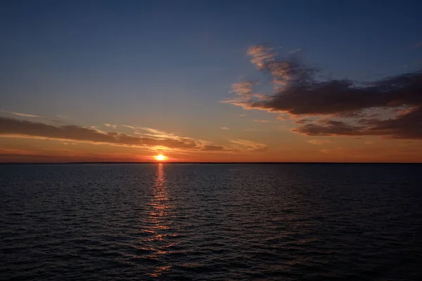 Πολύχρωμο Δραματική Ανατολή Του Ηλίου Στη Θάλασσα Θέα Από Πλοίο — Φωτογραφία Αρχείου
