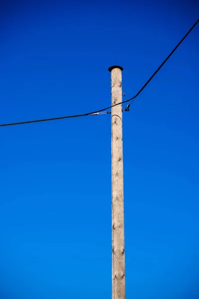 Güç Hattı Elektrik Direkleri Ülkede Teller Ile — Stok fotoğraf