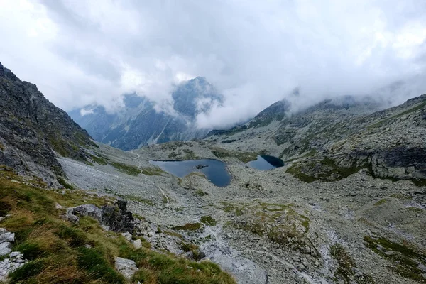 Horský Vrchol Rysy Uvedených Mlze Podzimní Výstup Skalnatý Turistických Stezek — Stock fotografie