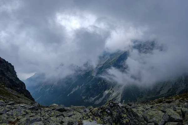 Gipfel Des Rosigen Berges Mit Nebel Bedeckt Herbstaufstieg Auf Steinigen — Stockfoto