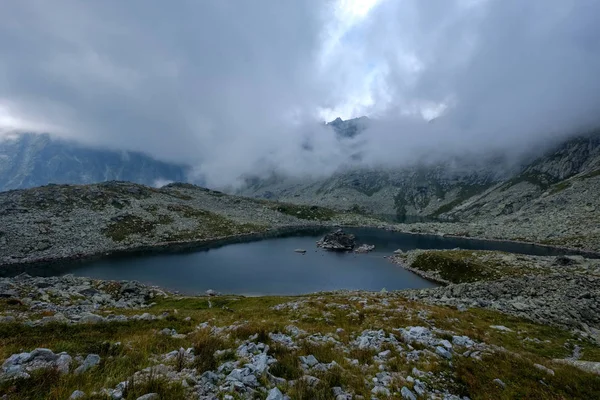 Pico Montanha Rysy Coberto Névoa Subida Outono Trilhas Pedregosas Fronteira — Fotografia de Stock