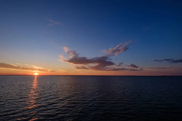五颜六色的戏剧性日出在海里 从轮渡查看 夏季波罗的海 — 图库照片