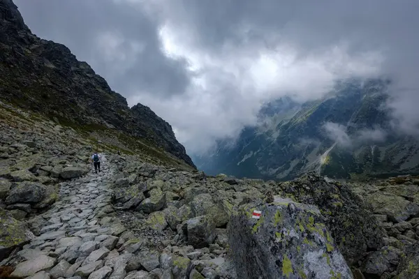 Vetta Della Montagna Rysy Coperto Nebbia Salita Autunnale Sentieri Rocciosi — Foto Stock