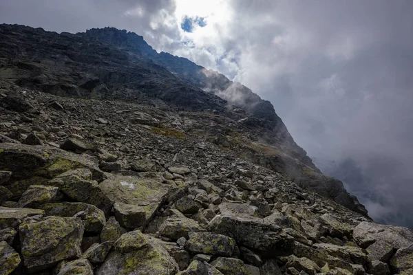 Vetta Della Montagna Rysy Coperto Nebbia Salita Autunnale Sentieri Rocciosi — Foto Stock