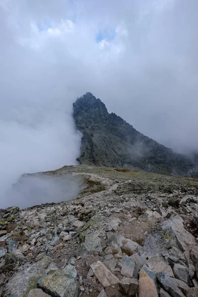 Pico Montaña Rysy Cubierto Niebla Ascenso Otoñal Senderos Rocosos Frontera —  Fotos de Stock