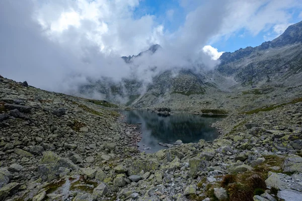 Gipfel Des Rosigen Berges Mit Nebel Bedeckt Herbstaufstieg Auf Steinigen — Stockfoto