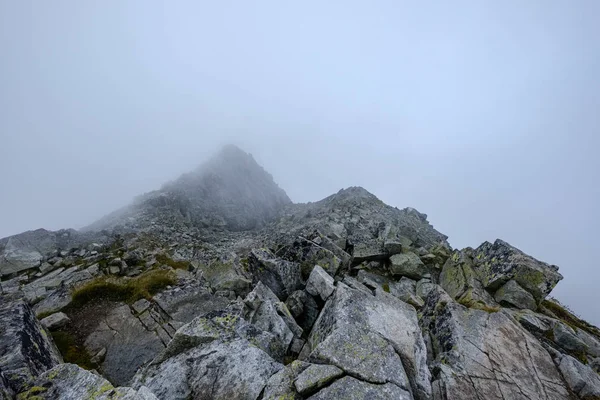 Пік Rysy Гора Покриті Туман Осінній Сходження Скелястому Пішохідні Маршрути — стокове фото