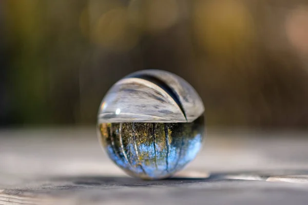 Lensball Autunno Che Riflette Natura Intorno Esso Caduta Colori Tenere — Foto Stock