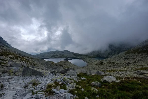 Pico Montaña Rysy Cubierto Niebla Ascenso Otoñal Senderos Rocosos Frontera —  Fotos de Stock