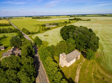 drone görüntü. alanları ve ormanları ve bulutlu bahar günü nehir su yansımalar kırsal alan hava görünümünü. Letonya