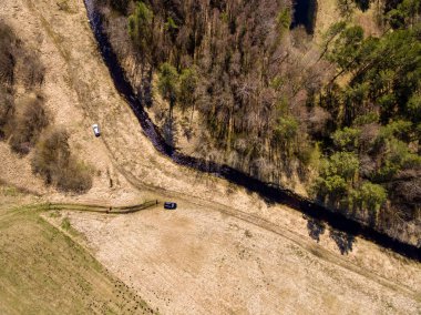 drone görüntü. alanları ve ormanları ve bulutlu bahar günü nehir su yansımalar kırsal alan hava görünümünü. Letonya