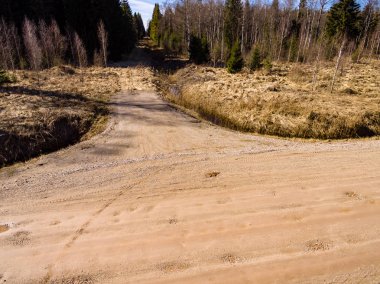 drone görüntü. alanları ve ormanları ve bulutlu bahar günü nehir su yansımalar kırsal alan hava görünümünü. Letonya