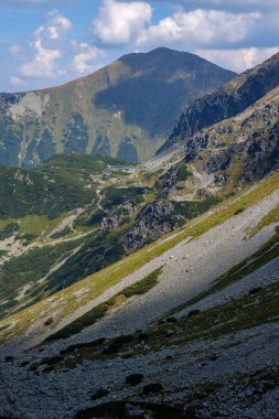 kayalık dağ Slovakça Tatra Batı Karpat mavi gökyüzü ve geç çim ile sonbaharda tepelerde yürüyüş parkurları ile en fazla. Parlak gün ışığı, maceralar için uzak ufuk boş kayalarda.