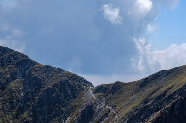 kayalık dağ Slovakça Tatra Batı Karpat mavi gökyüzü ve geç çim ile sonbaharda tepelerde yürüyüş parkurları ile en fazla. Parlak gün ışığı, maceralar için uzak ufuk boş kayalarda.