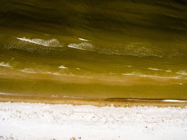 drone görüntü. alanları ve bulutlu kış günü ormanlarda kırsal alan hava görünümünü. Letonya