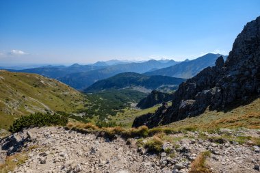 kayalık dağ Slovakça Tatra Batı Karpat mavi gökyüzü ve geç çim ile sonbaharda tepelerde yürüyüş parkurları ile en fazla. Parlak gün ışığı, maceralar için uzak ufuk boş kayalarda.