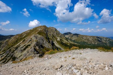 kayalık dağ Slovakça Tatra Batı Karpat mavi gökyüzü ve geç çim ile sonbaharda tepelerde yürüyüş parkurları ile en fazla. Parlak gün ışığı, maceralar için uzak ufuk boş kayalarda.