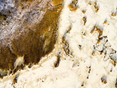 drone görüntü. kırsal alan alanları ve ormanları karlı kış hava görünümünü. kar dokular