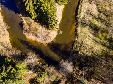 drone görüntü. alanları ve ormanları ve bulutlu bahar günü nehir su yansımalar kırsal alan hava görünümünü. Letonya