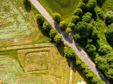 drone görüntü. alanları ve ormanları ve bulutlu bahar günü nehir su yansımalar kırsal alan hava görünümünü. Letonya