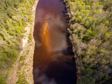drone görüntü. alanları ve ormanları ve bulutlu bahar günü nehir su yansımalar kırsal alan hava görünümünü. Letonya