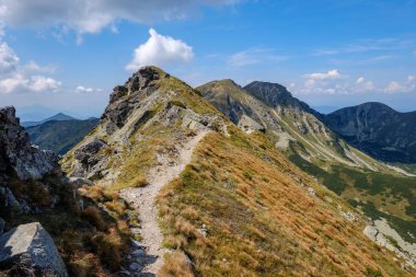 kayalık dağ Slovakça Tatra Batı Karpat mavi gökyüzü ve geç çim ile sonbaharda tepelerde yürüyüş parkurları ile en fazla. Parlak gün ışığı, maceralar için uzak ufuk boş kayalarda.