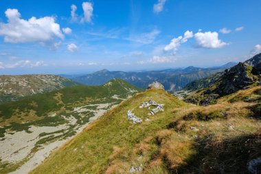 kayalık dağ Slovakça Tatra Batı Karpat mavi gökyüzü ve geç çim ile sonbaharda tepelerde yürüyüş parkurları ile en fazla. Parlak gün ışığı, maceralar için uzak ufuk boş kayalarda.