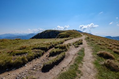 kayalık dağ Slovakça Tatra Batı Karpat mavi gökyüzü ve geç çim ile sonbaharda tepelerde yürüyüş parkurları ile en fazla. Parlak gün ışığı, maceralar için uzak ufuk boş kayalarda.