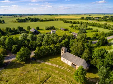 drone görüntü. alanları ve ormanları ve bulutlu bahar günü nehir su yansımalar kırsal alan hava görünümünü. Letonya