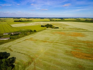 drone görüntü. alanları ve ormanları ve bulutlu bahar günü nehir su yansımalar kırsal alan hava görünümünü. Letonya