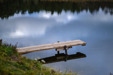 Ahşap tahta köprü ormandaki su üzerinde Güz gri renkler ile