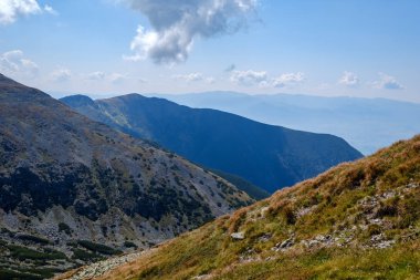 kayalık dağ Slovakça Tatra Batı Karpat mavi gökyüzü ve geç çim ile sonbaharda tepelerde yürüyüş parkurları ile en fazla. Parlak gün ışığı, maceralar için uzak ufuk boş kayalarda.