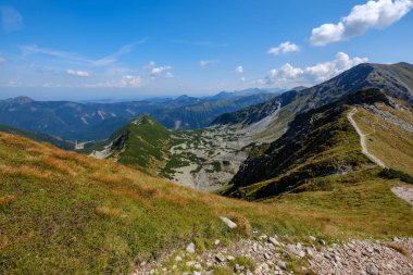 kayalık dağ Slovakça Tatra Batı Karpat mavi gökyüzü ve geç çim ile sonbaharda tepelerde yürüyüş parkurları ile en fazla. Parlak gün ışığı, maceralar için uzak ufuk boş kayalarda.