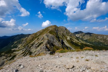 kayalık dağ Slovakça Tatra Batı Karpat mavi gökyüzü ve geç çim ile sonbaharda tepelerde yürüyüş parkurları ile en fazla. Parlak gün ışığı, maceralar için uzak ufuk boş kayalarda.