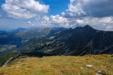 kayalık dağ Slovakça Tatra Batı Karpat mavi gökyüzü ve geç çim ile sonbaharda tepelerde yürüyüş parkurları ile en fazla. Parlak gün ışığı, maceralar için uzak ufuk boş kayalarda.
