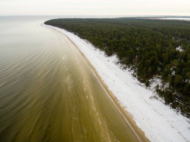 drone görüntü. alanları ve bulutlu kış günü ormanlarda kırsal alan hava görünümünü. Letonya