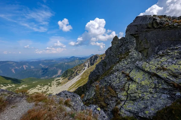 Sziklás Hegy Tetejét Túraútvonalak Ősszel Szlovák Tátrai Nyugati Kárpátok Kék — Stock Fotó