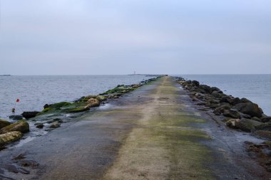 dalgakıran deniz eski metal korkuluk bağlantı noktası ile yerleştirme boş sonbahar Beach'de